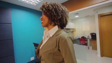 Yönetici kadın ofiste gelen