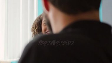  Gülümseyen iş kadını etkileşen