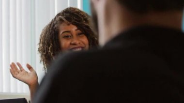  Gülümseyen iş kadını etkileşen