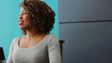 Mutlu bir iş kadını bir toplantıda 