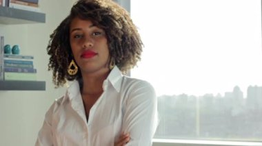 Gülümseyen iş ekonomi girişimci kadın