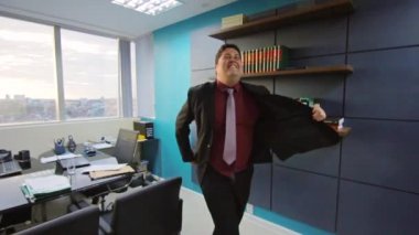 Executive işadamı dans kutluyor