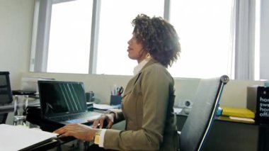 iş kadını masada oturan 