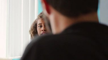  Gülümseyen iş kadını etkileşen