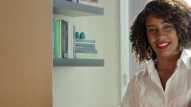 Gülümseyen iş ekonomi girişimci kadın