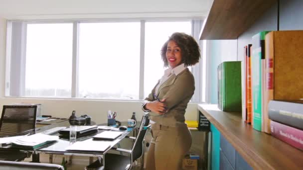 Business kvinna stående på kontoret — Stockvideo