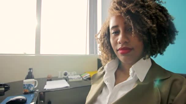 Portrait d'une belle femme d'affaires — Video