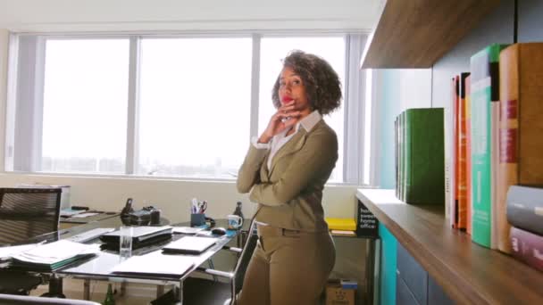 Mujer de negocios de pie en la oficina — Vídeos de Stock