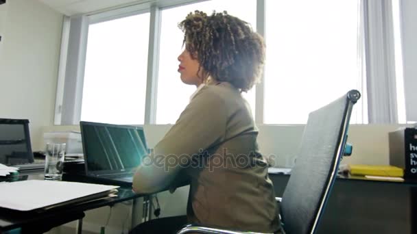Ділова жінка сидить на столі — стокове відео