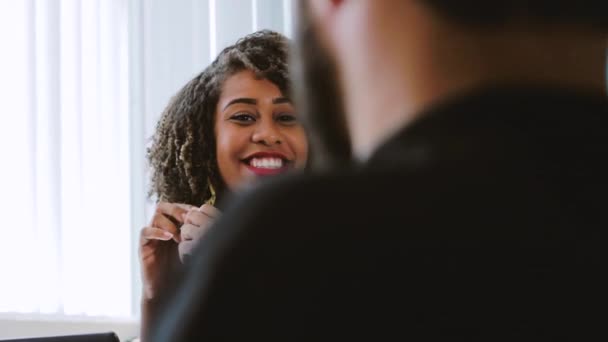 Mulher confiante discutindo em uma reunião de negócios — Vídeo de Stock