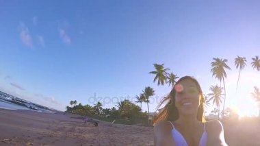 Mutlu kız etrafında iplik 