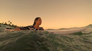 Sörf kız Surfboard ile