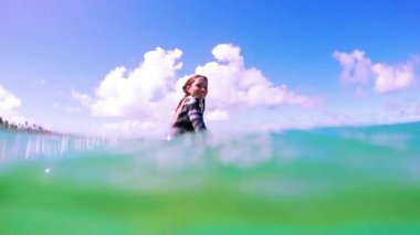 Genç kadın surboard