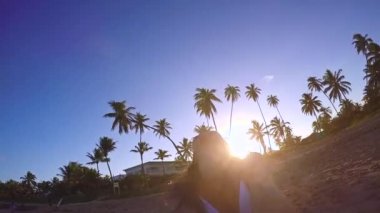 Mutlu kız etrafında iplik 