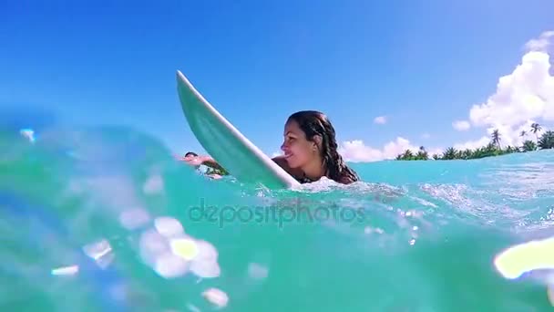 Девочки серфинга вместе — стоковое видео