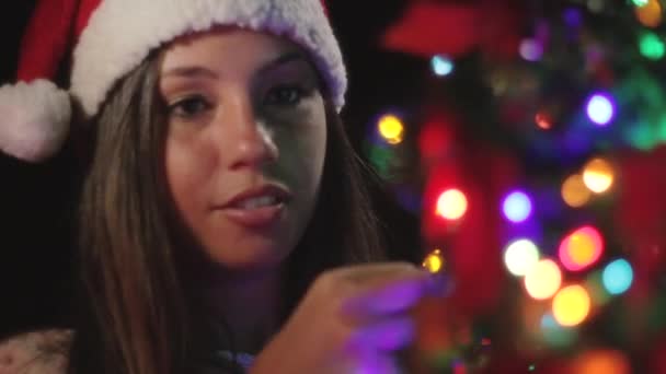 femme décorant un sapin de Noël