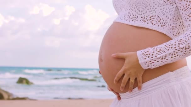 Wanita hamil menyentuh perutnya. — Stok Video