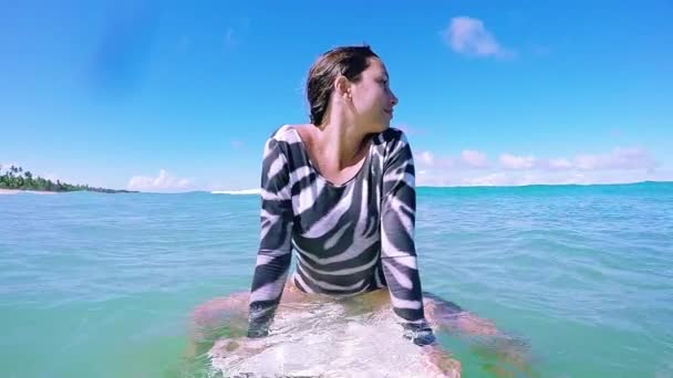 Surf meisje zit op de top van surfplank — Stockvideo