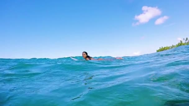 Jeune femme sur planche de surf — Video