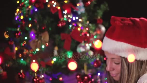 Mujer desenvolviendo regalo de Navidad — Vídeos de Stock