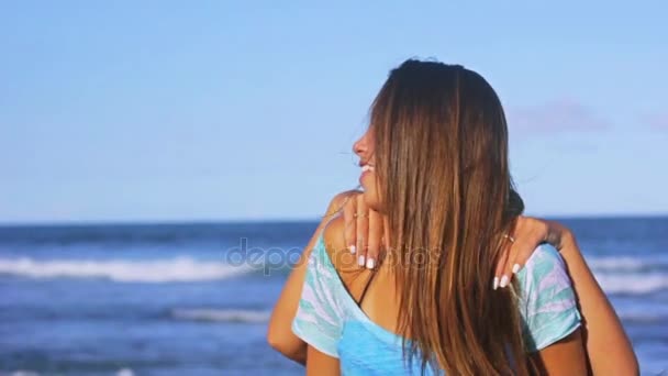 Hermanas gemelas en la playa — Vídeos de Stock