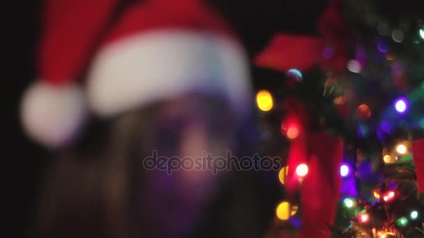 クリスマスツリーを飾る女性 — ストック動画