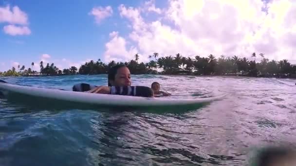 Dziewczyn Surfing leżącego na deski surfingowe — Wideo stockowe