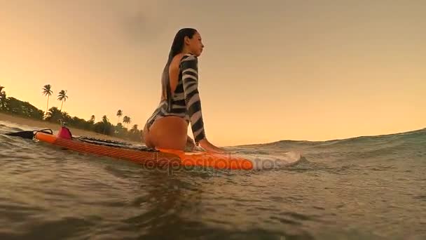 Surf Fata Cu Surfboard — Videoclip de stoc