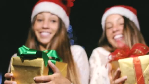 Hermanas celebrando la Navidad — Vídeo de stock