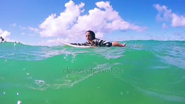 Femae Surfer peddelen — Stockvideo