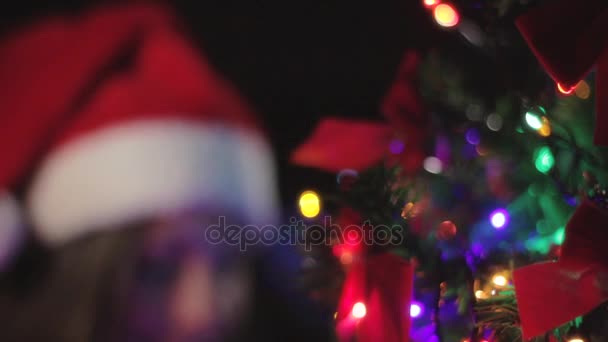 femme décorant un sapin de Noël