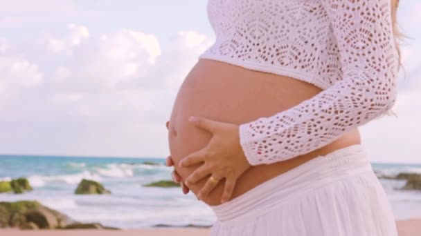 배를 만지는 임신부 — 비디오