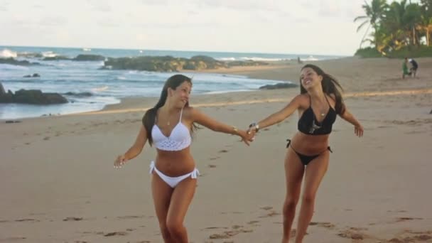 Hermanas gemelas en la playa — Vídeo de stock
