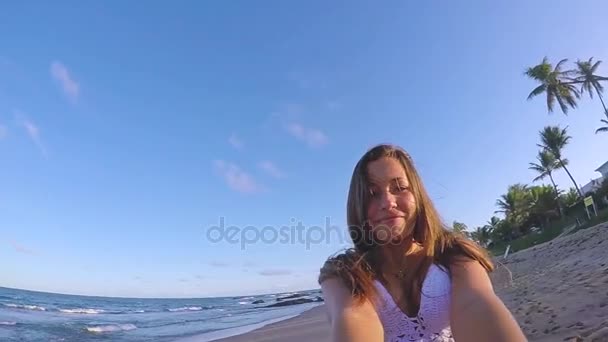 Menina feliz girando ao redor — Vídeo de Stock