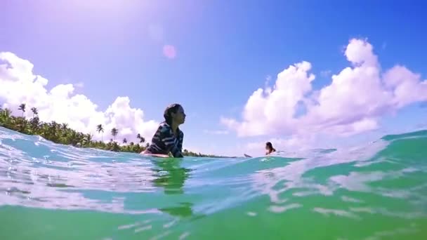 Zwei Mädchen beim Surfen — Stockvideo