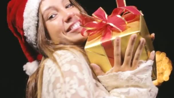 Жінка тримає різдвяний подарунок — стокове відео
