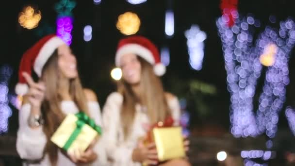 Hermanas celebrando la Navidad — Vídeo de stock