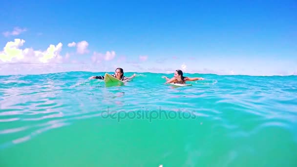 Chicas surfeando juntas — Vídeo de stock