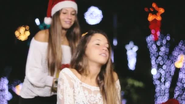 Hermanas celebrando la Navidad — Vídeos de Stock