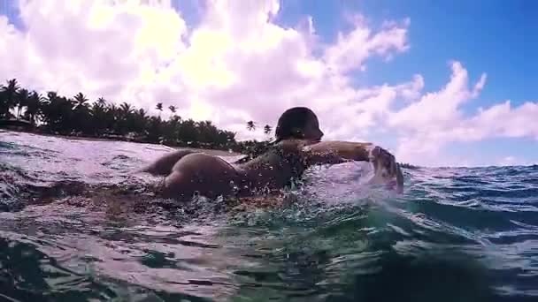 Femae Surfista remando — Vídeo de stock