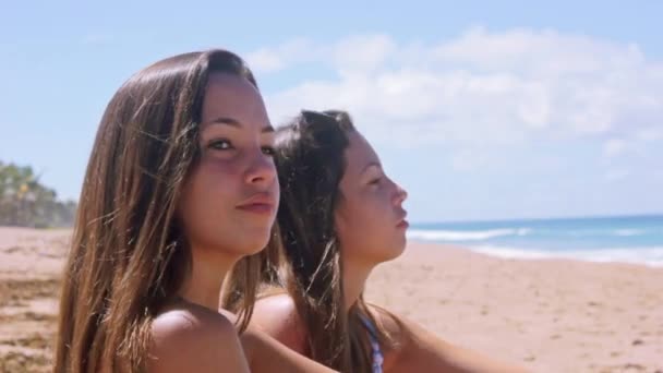 Sorelle gemelle in spiaggia — Video Stock
