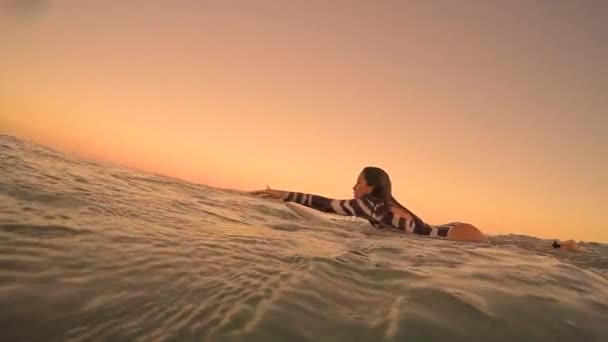 Девочка-серфингистка в океане — стоковое видео