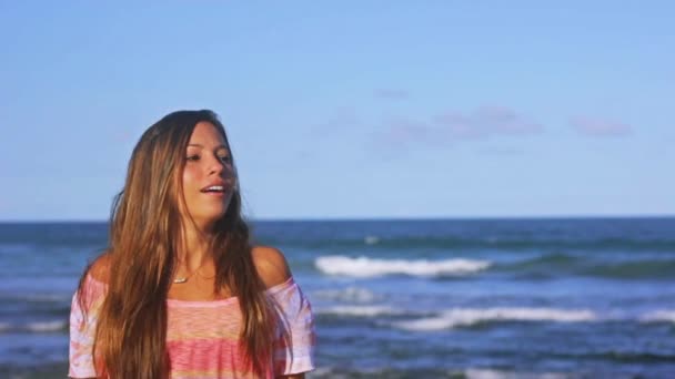 Tweelingzusjes op het strand — Stockvideo