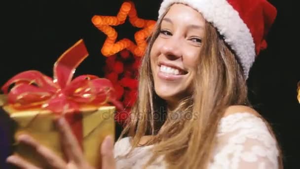 Mujer sosteniendo regalo de Navidad — Vídeo de stock