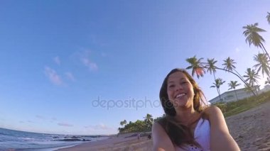 Mutlu kız etrafında iplik 