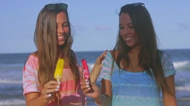 Çubuklu dondurmayı erime ile ikiz kardeşler