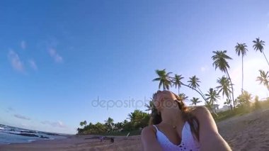 Mutlu kız etrafında iplik 