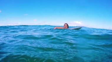 Genç kadın surboard