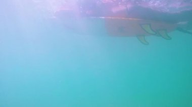 Genç kadın surboard