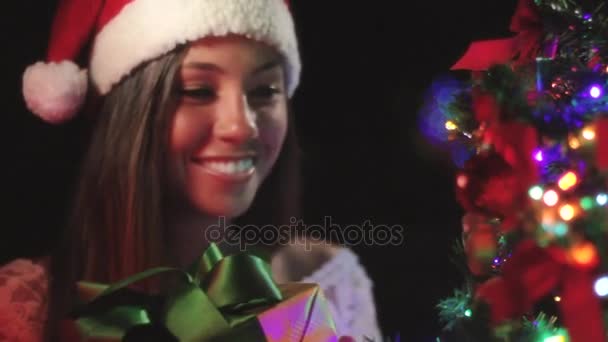 femme tenant cadeau de Noël 